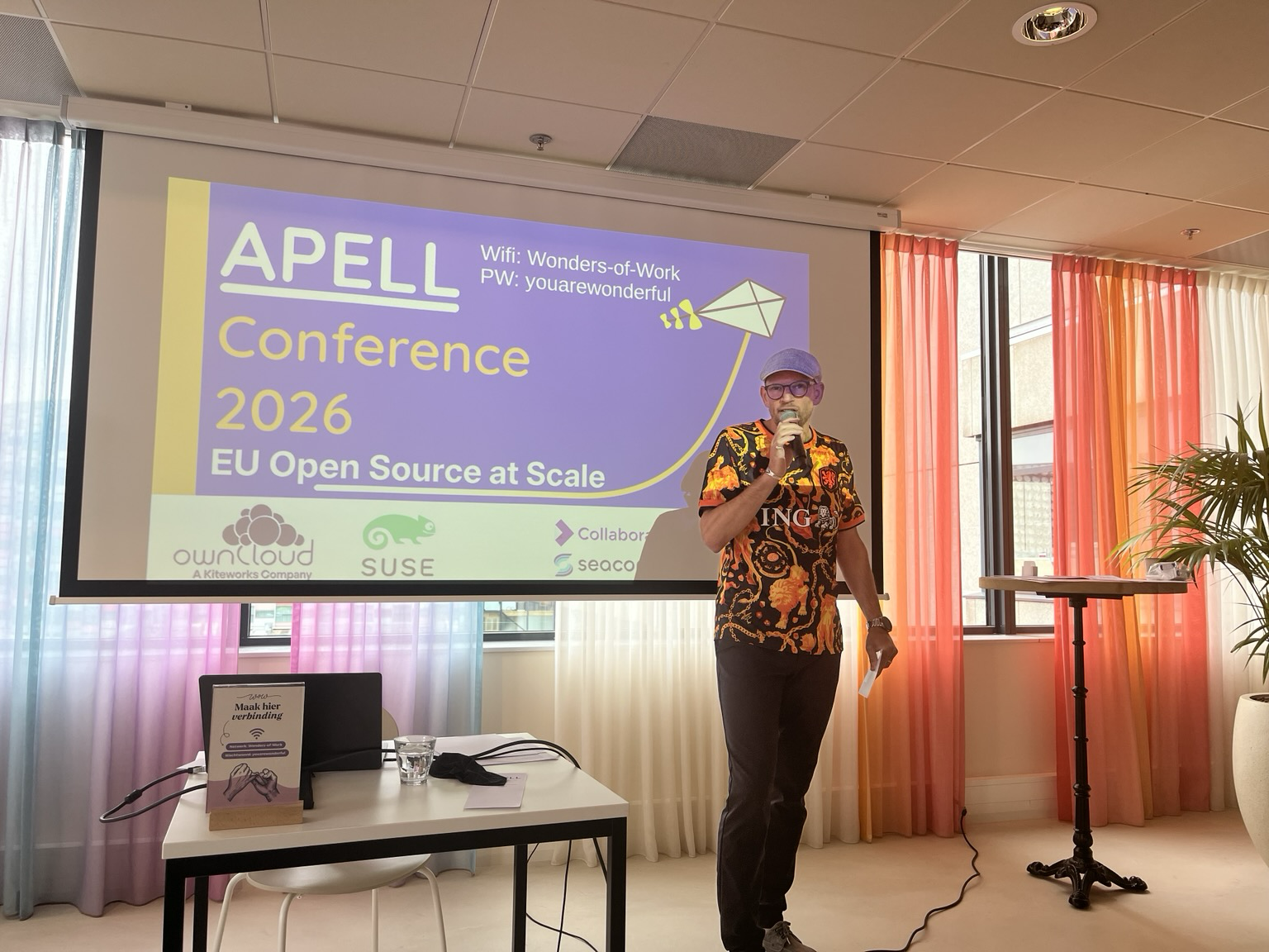 Emiel in front of the screen showing apell while holding a phone
